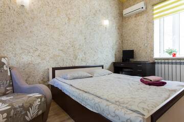 Апартаменты с душем в Апартаментах Royal Apartment On Bazhanova 11 A